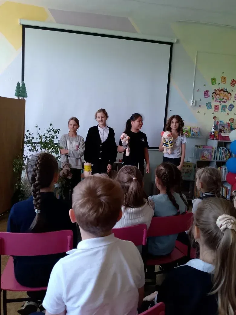 Сегодня дети 2 А класса  побывали в кукольном школьном театре под руководством Беликовой Ю.А и посмо