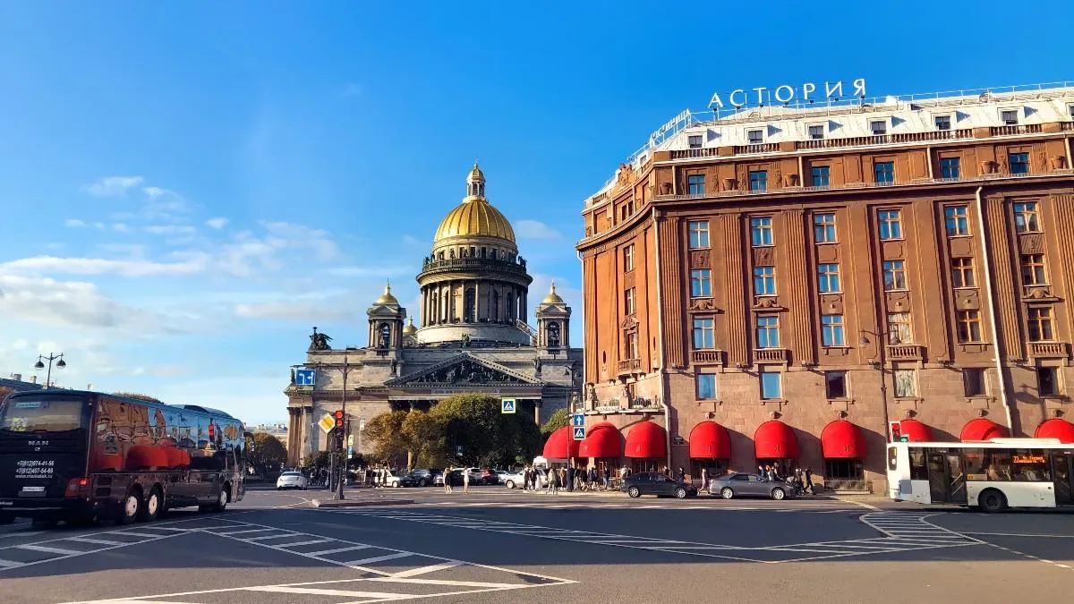 Хотите окунуться в атмосферу летнего Петербурга? ⛲️  📌 Прогулки по Невскому проспекту и уютным двора