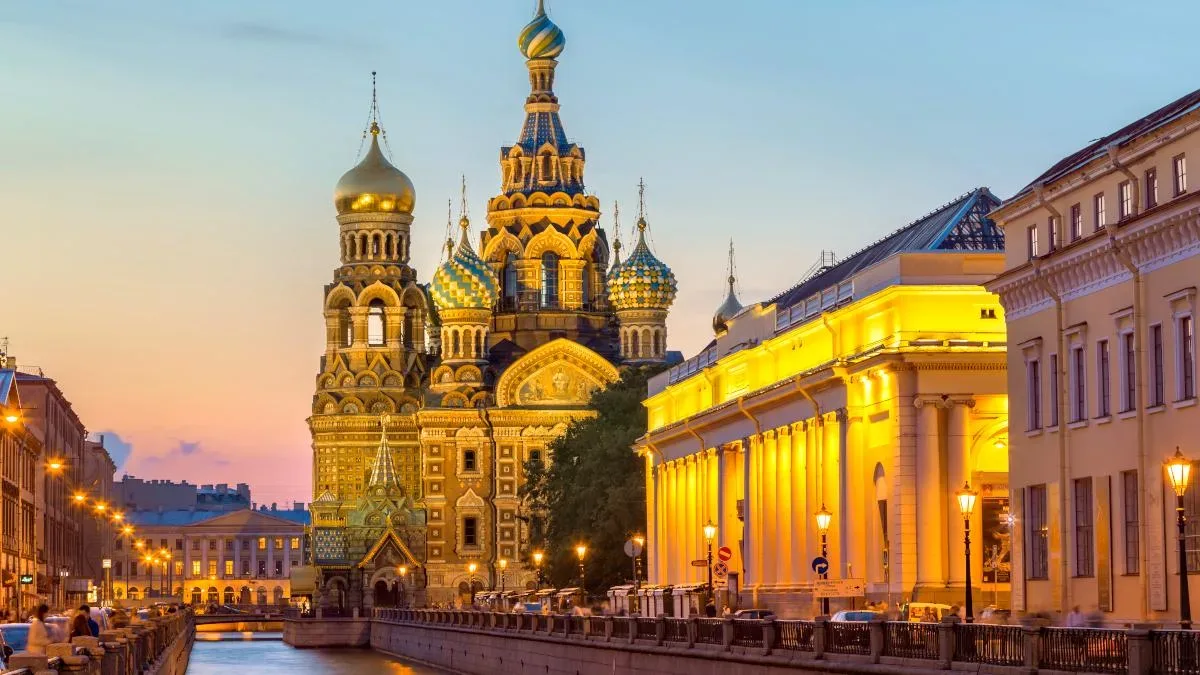 Хотите окунуться в атмосферу летнего Петербурга? ⛲️  📌 Прогулки по Невскому проспекту и уютным двора