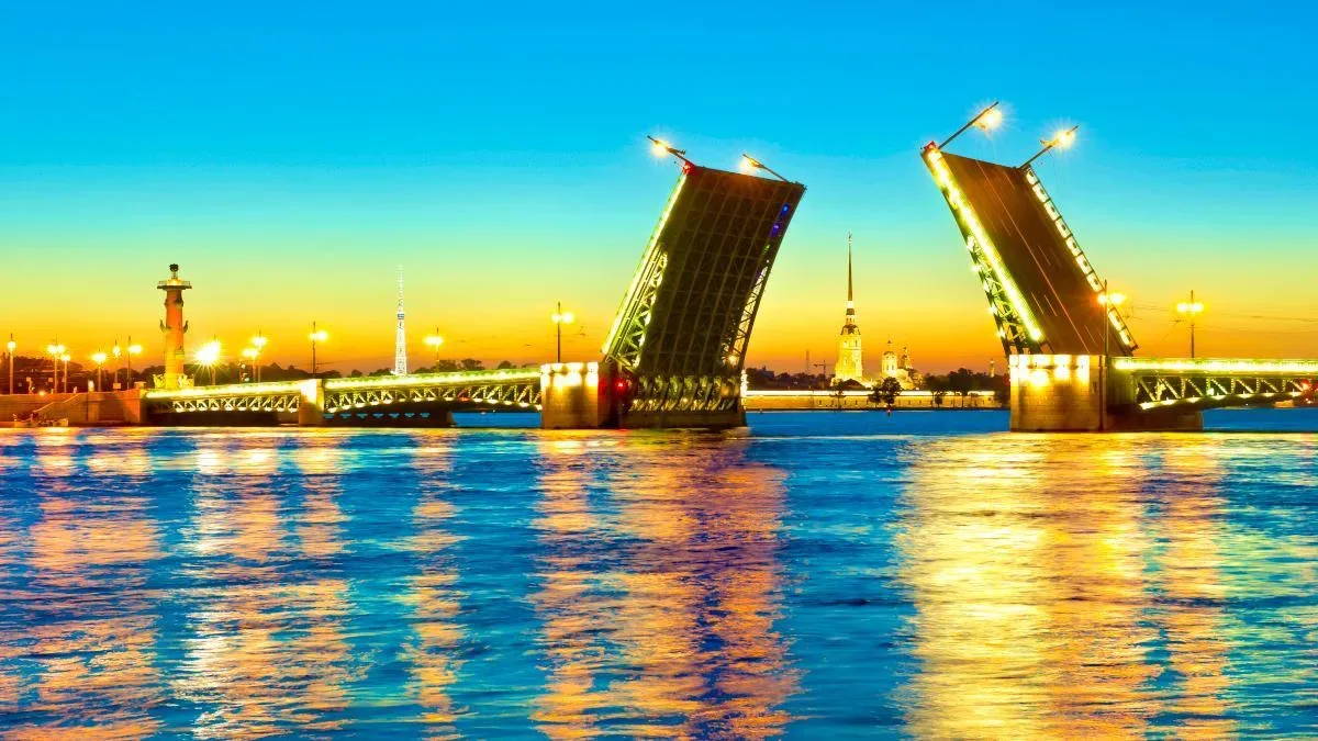 Хотите окунуться в атмосферу летнего Петербурга? ⛲️  📌 Прогулки по Невскому проспекту и уютным двора