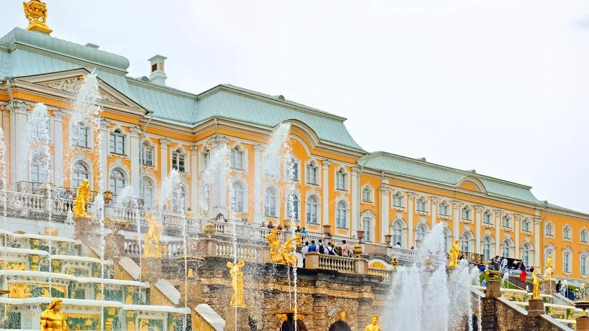 Хотите окунуться в атмосферу летнего Петербурга? ⛲️  📌 Прогулки по Невскому проспекту и уютным двора
