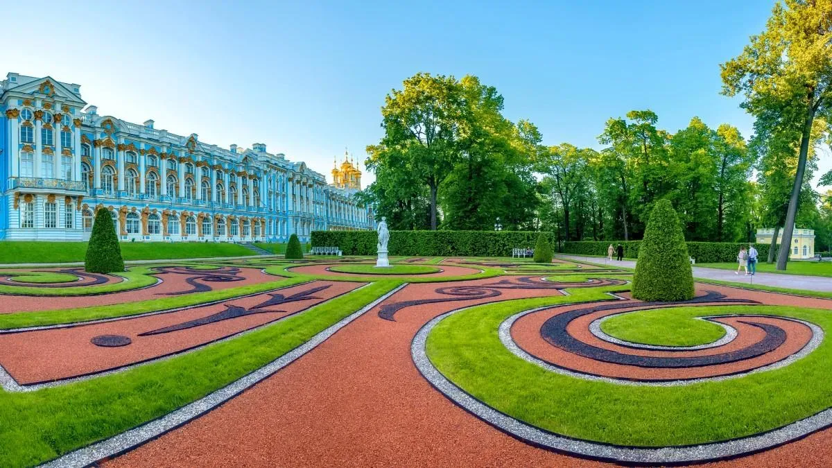 Хотите окунуться в атмосферу летнего Петербурга? ⛲️  📌 Прогулки по Невскому проспекту и уютным двора