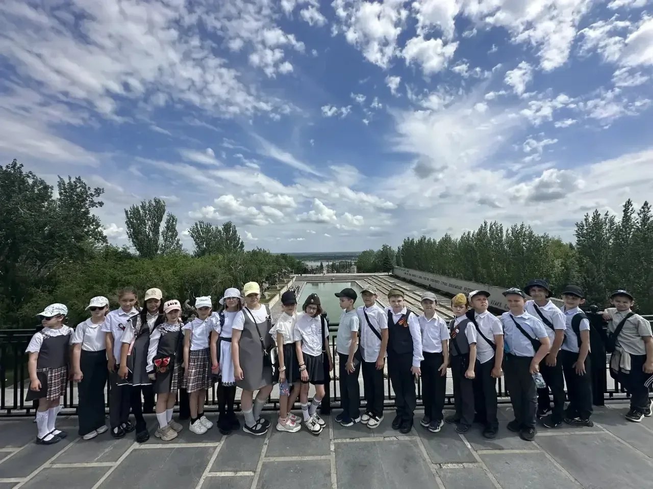 Сегодня, 14 мая, учащиеся 3 «Д» класса совершили трогательную и познавательную экскурсию на мемориал