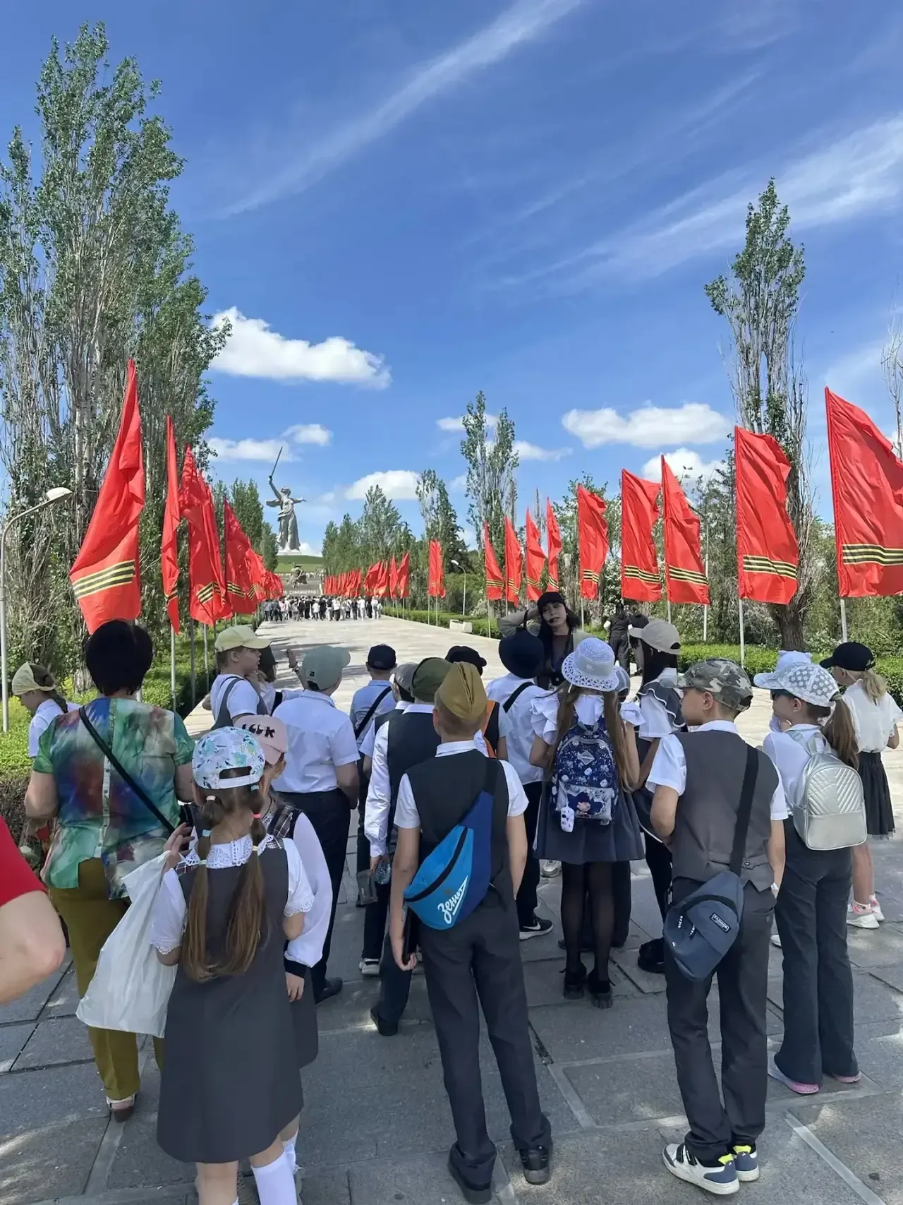 Сегодня, 14 мая, учащиеся 3 «Д» класса совершили трогательную и познавательную экскурсию на мемориал