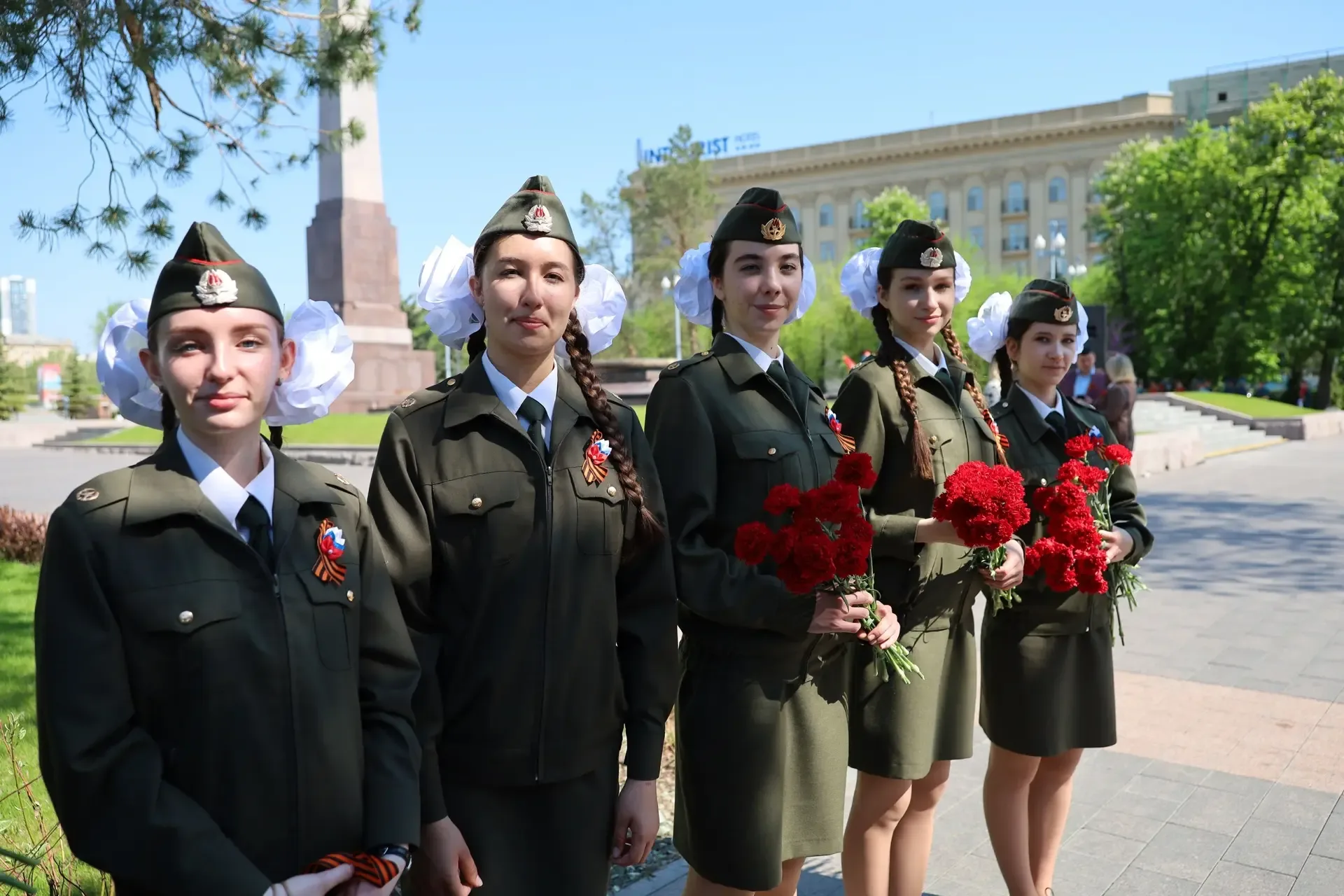 Сегодня, в преддверии Великого праздника Победы, состоялось возложение цветов к Вечному огню.  В мер