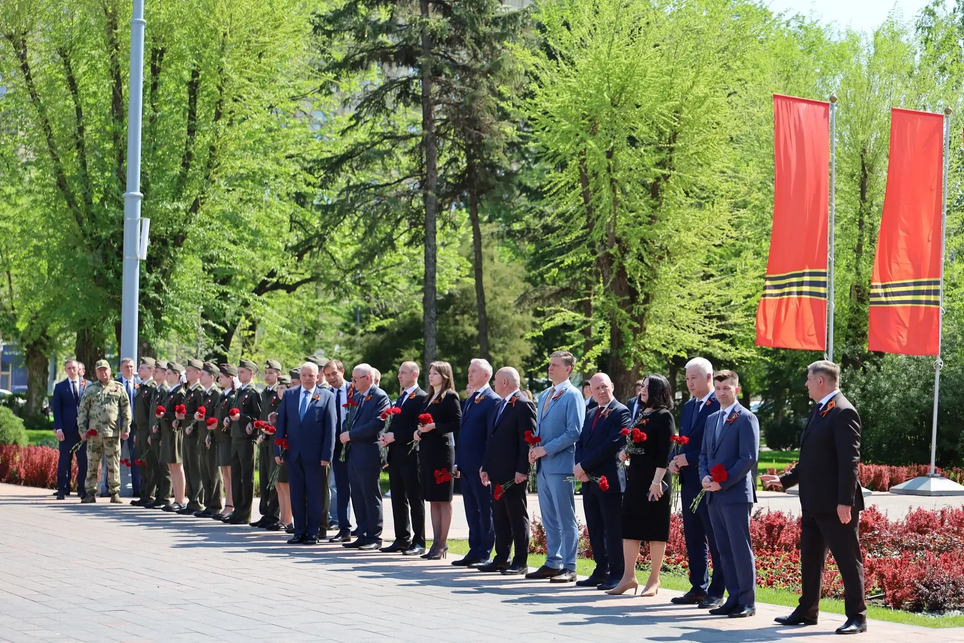 Сегодня, в преддверии Великого праздника Победы, состоялось возложение цветов к Вечному огню.  В мер