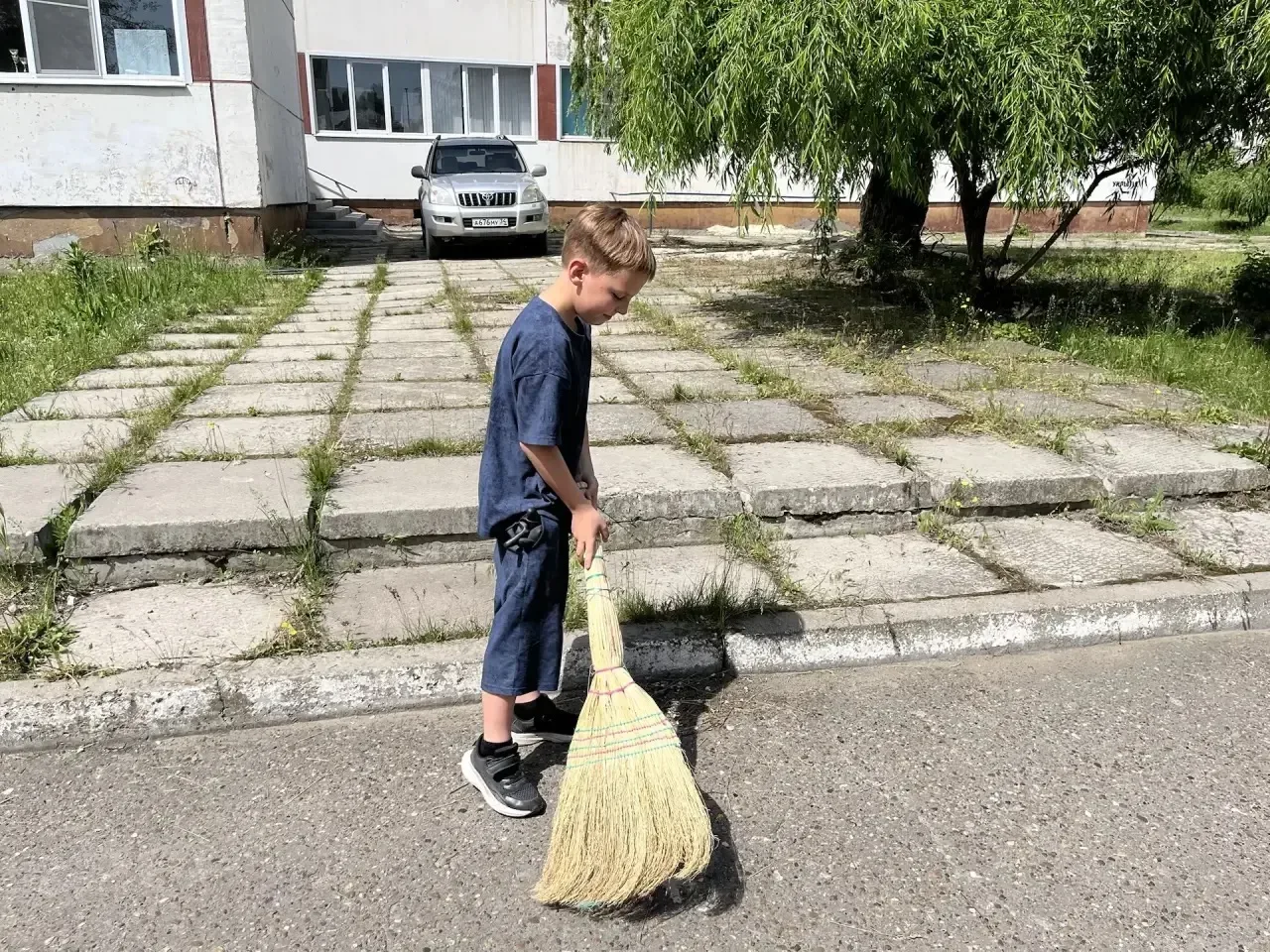 🌾 Трудовой десант 5 «Г» класса!  На днях ученики 5 «Г» класса привели в порядок свой школьный участо