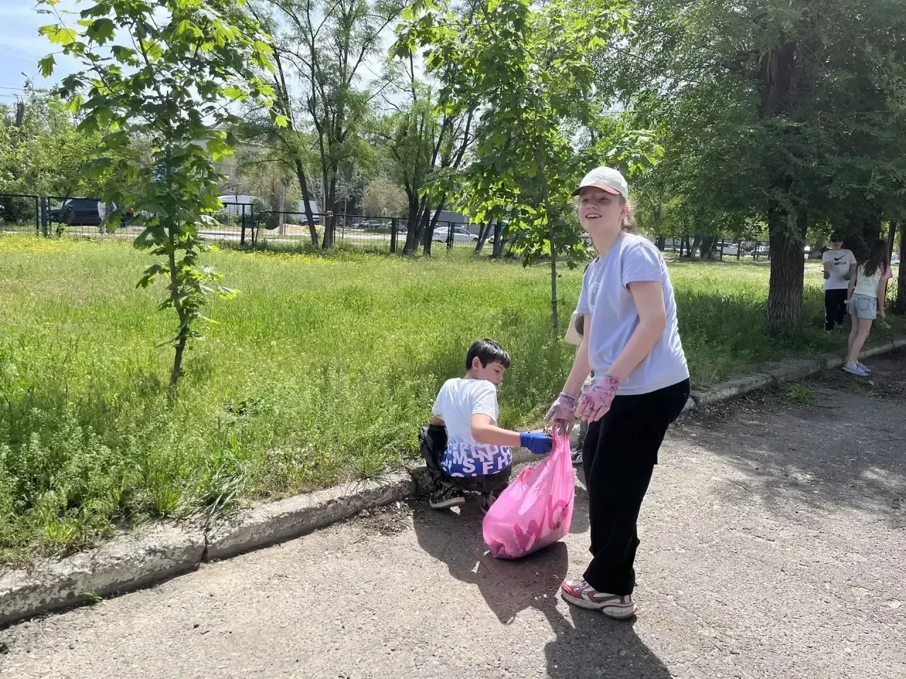 🌾 Трудовой десант 5 «Г» класса!  На днях ученики 5 «Г» класса привели в порядок свой школьный участо