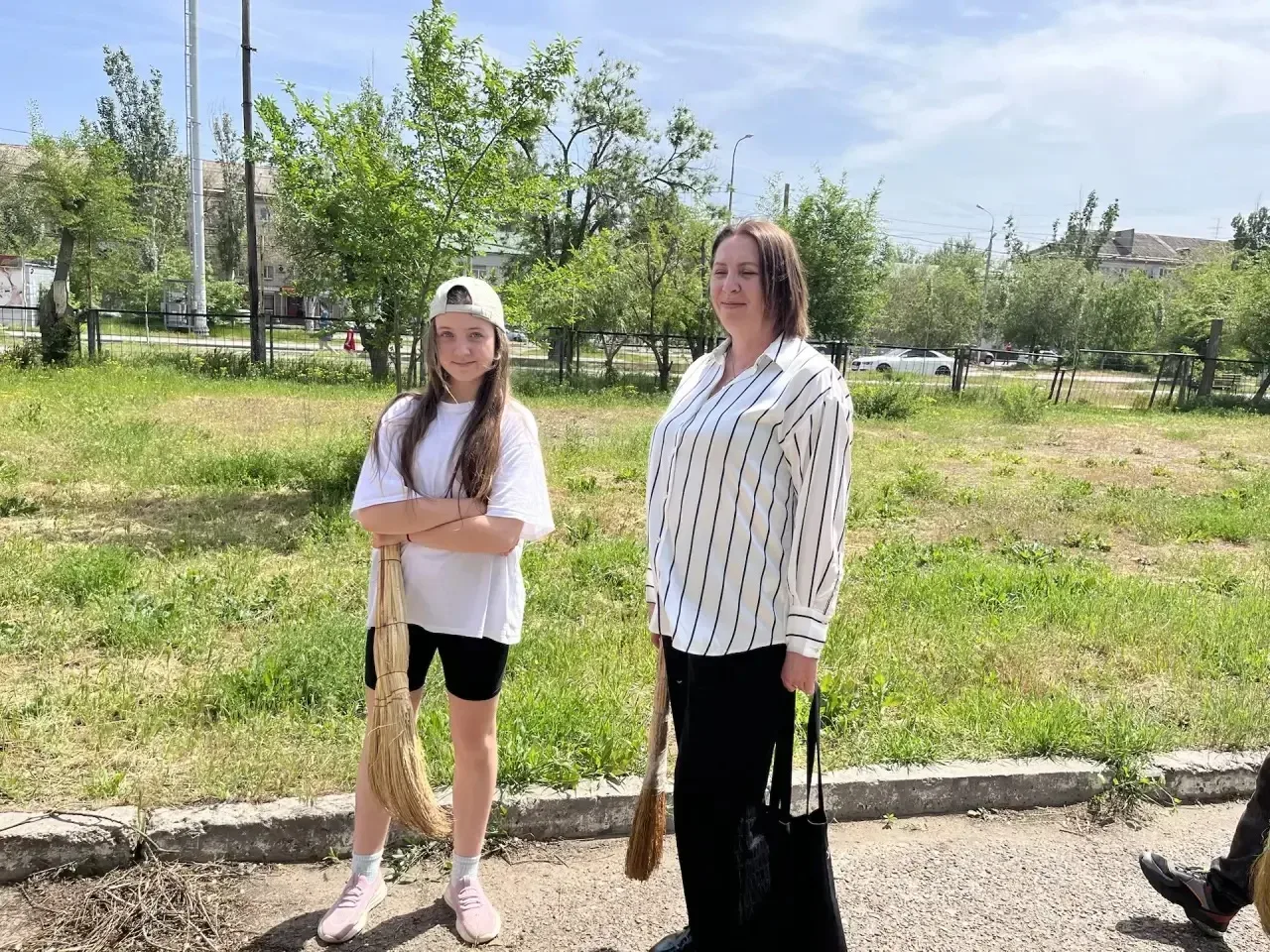 🌾 Трудовой десант 5 «Г» класса!  На днях ученики 5 «Г» класса привели в порядок свой школьный участо