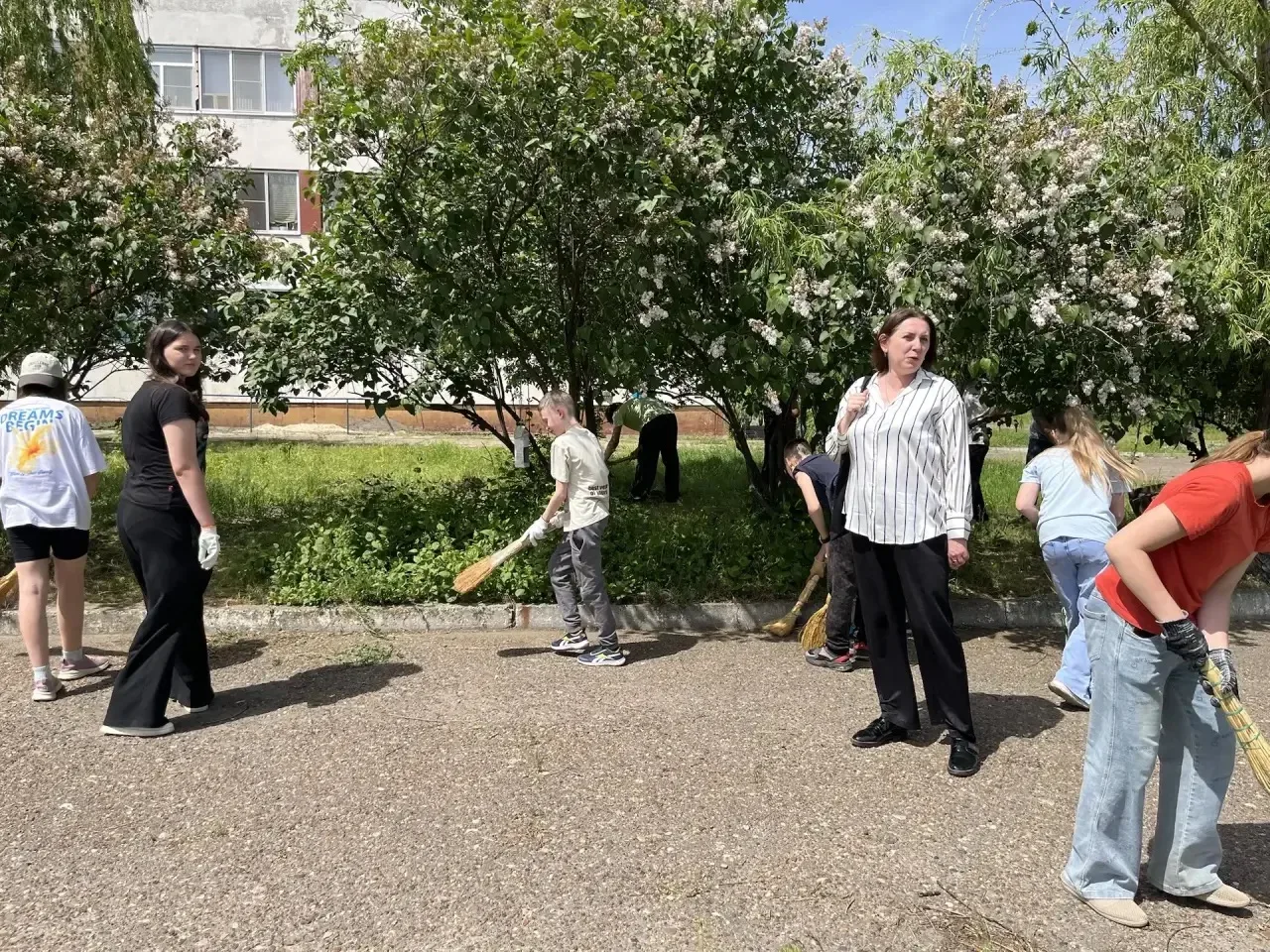 🌾 Трудовой десант 5 «Г» класса!  На днях ученики 5 «Г» класса привели в порядок свой школьный участо