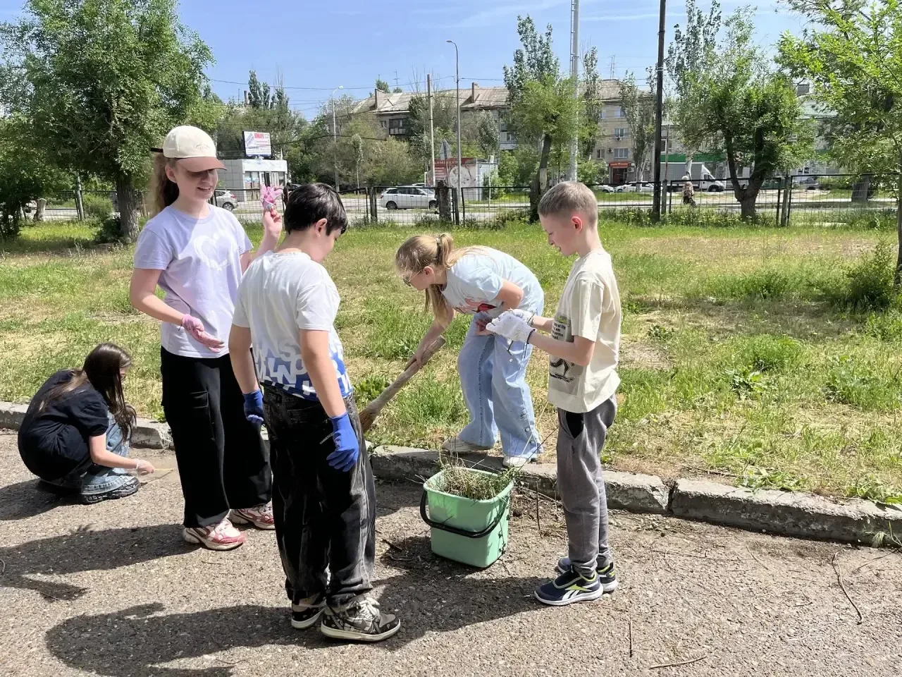 🌾 Трудовой десант 5 «Г» класса!  На днях ученики 5 «Г» класса привели в порядок свой школьный участо