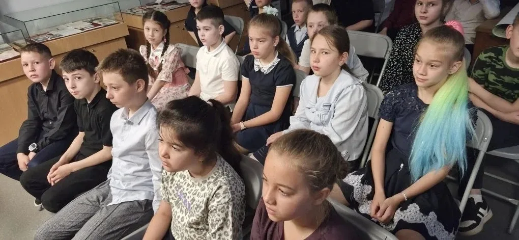 В День музеев учащиеся 3 «В» и 3 «А» классов посетили наш школьный музей. Там для ребят прошёл темат
