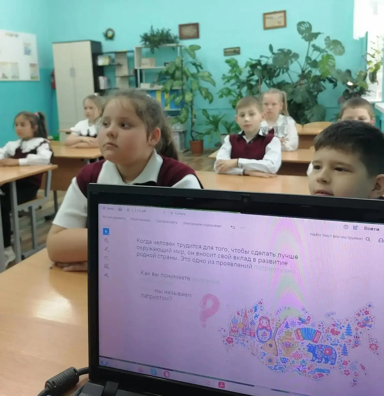 Новая учебная неделя в школах Елецкого муниципального округа началась с традиционной линейки, выноса