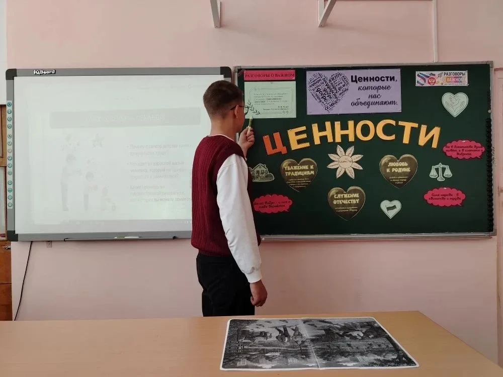 Новая учебная неделя в школах Елецкого муниципального округа началась с традиционной линейки, выноса