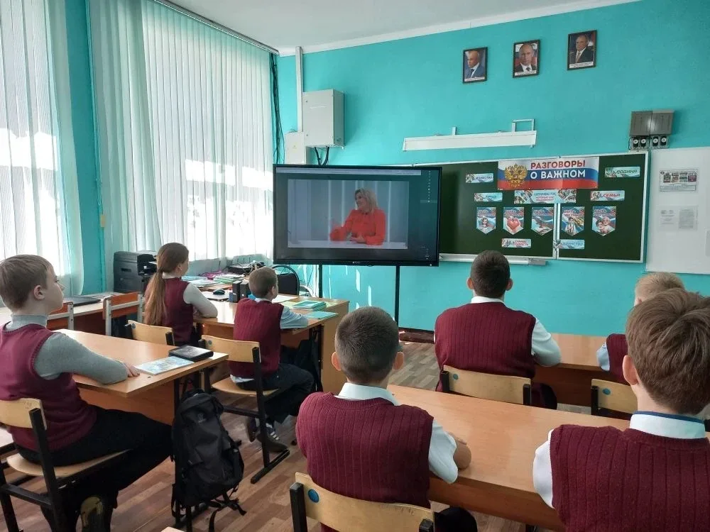 Новая учебная неделя в школах Елецкого муниципального округа началась с традиционной линейки, выноса