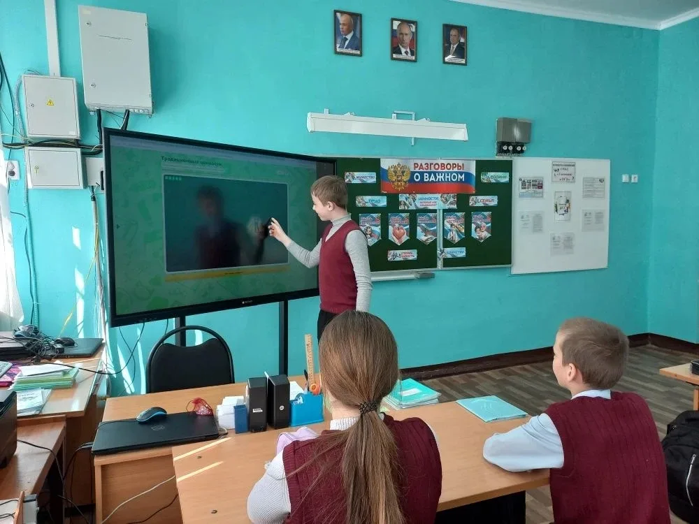 Новая учебная неделя в школах Елецкого муниципального округа началась с традиционной линейки, выноса
