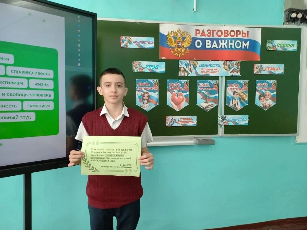 Новая учебная неделя в школах Елецкого муниципального округа началась с традиционной линейки, выноса