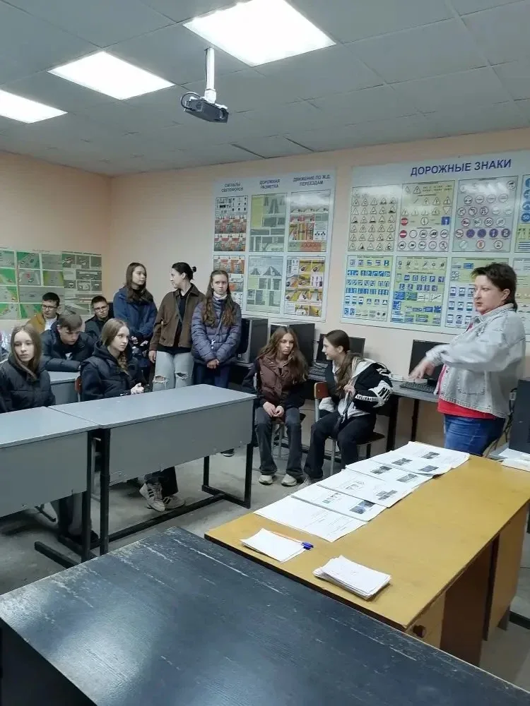 🚌 ⚙️Учащиеся 8 «В» класса совместно с Мигуновой Людмилой Викторовной побывали на экскурсии в МУП «Эк