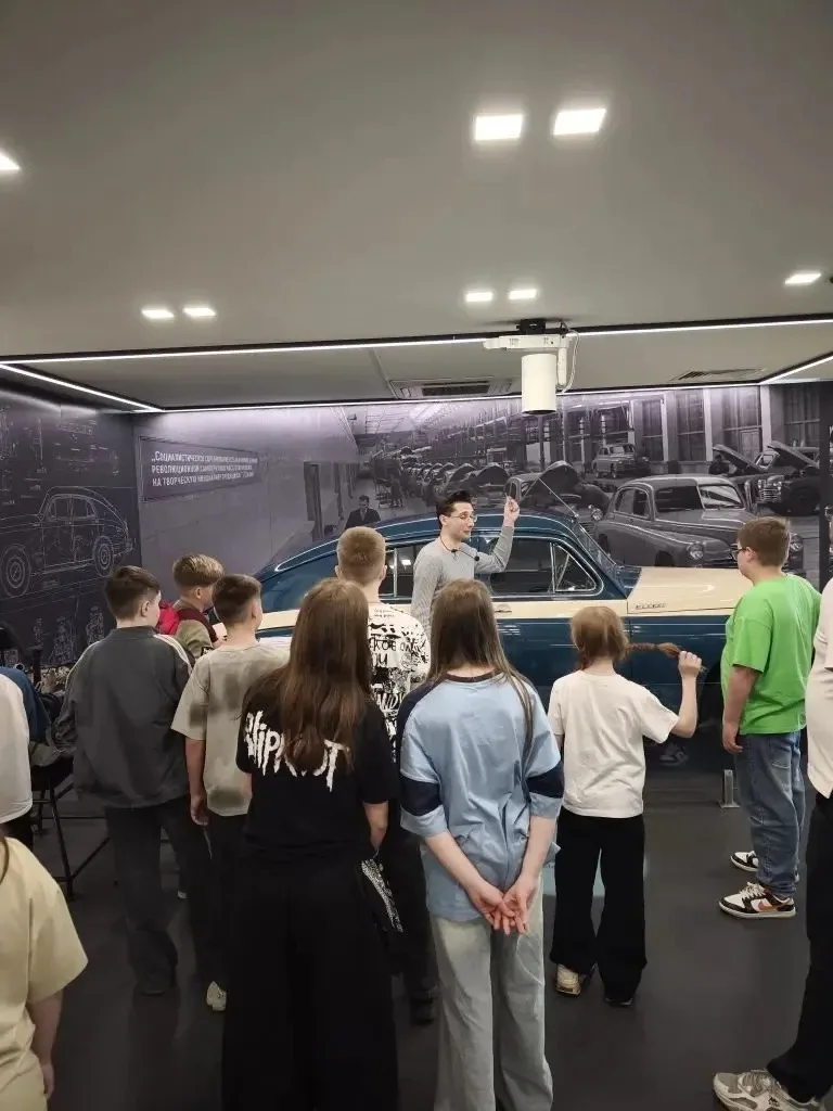 🚗 Ученики 5А класса совместно с Казаковой Еленой Владимировной побывали в музее ГАЗ и окунулись в ми