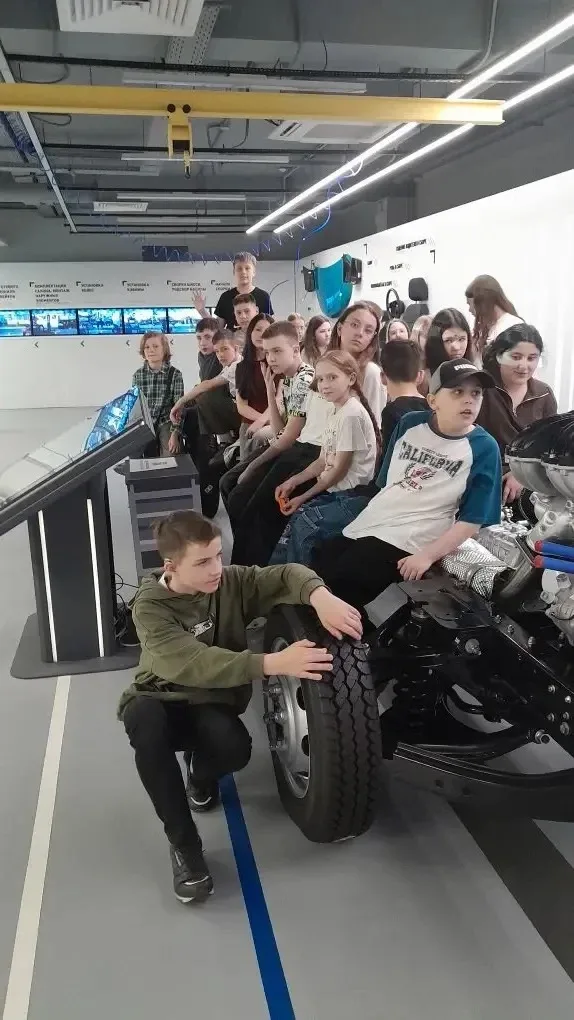 🚗 Ученики 5А класса совместно с Казаковой Еленой Владимировной побывали в музее ГАЗ и окунулись в ми