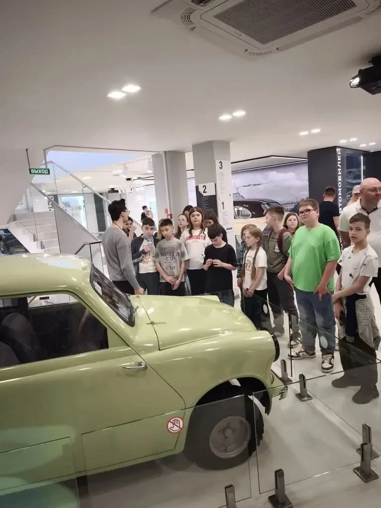 🚗 Ученики 5А класса совместно с Казаковой Еленой Владимировной побывали в музее ГАЗ и окунулись в ми
