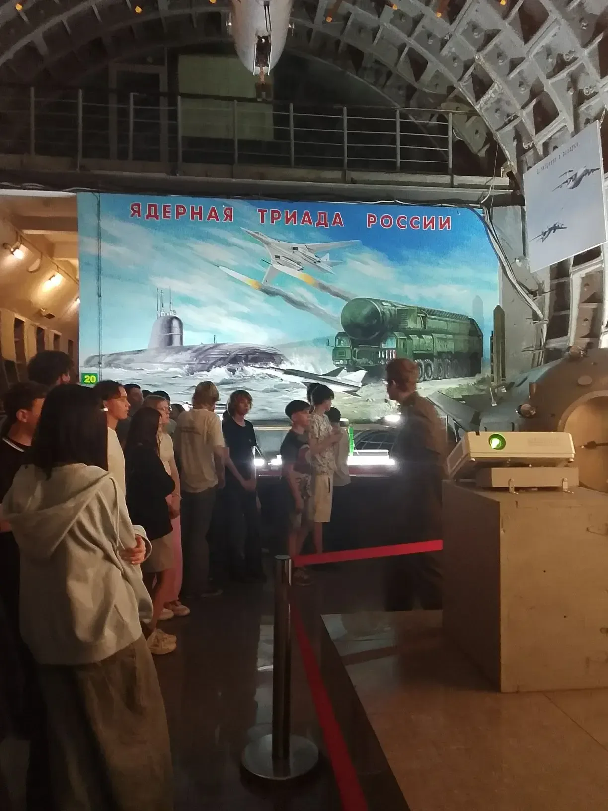 👉19 мая 7в и 7г класс побывали на выездной экскурсии Бункер-42 на Таганке .  💥 Экскурсия была посвящ