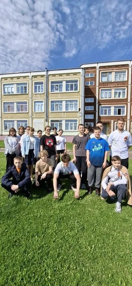 👍Окна Победы от 8В класса.  👏Учащиеся  класса активно украшали окна нашей школы ко Дню Победы. 🔥Нахо