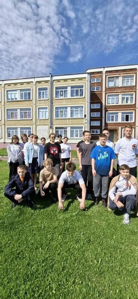 👍Окна Победы от 8В класса.  👏Учащиеся  класса активно украшали окна нашей школы ко Дню Победы. 🔥Нахо