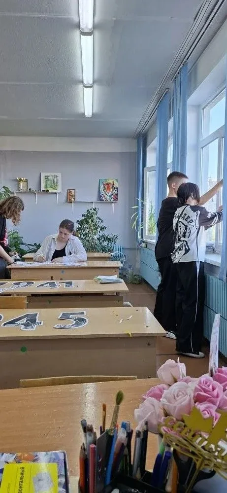 👍Окна Победы от 8В класса.  👏Учащиеся  класса активно украшали окна нашей школы ко Дню Победы. 🔥Нахо