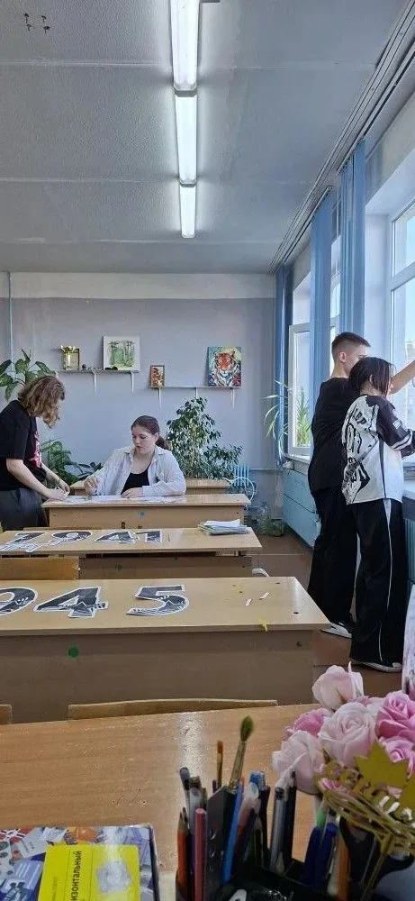 👍Окна Победы от 8В класса.  👏Учащиеся  класса активно украшали окна нашей школы ко Дню Победы. 🔥Нахо