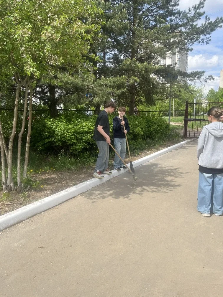 👉В ходе субботника учащиеся 6 «Г» класса внесли вклад в благоустройство школьной территории, проявил