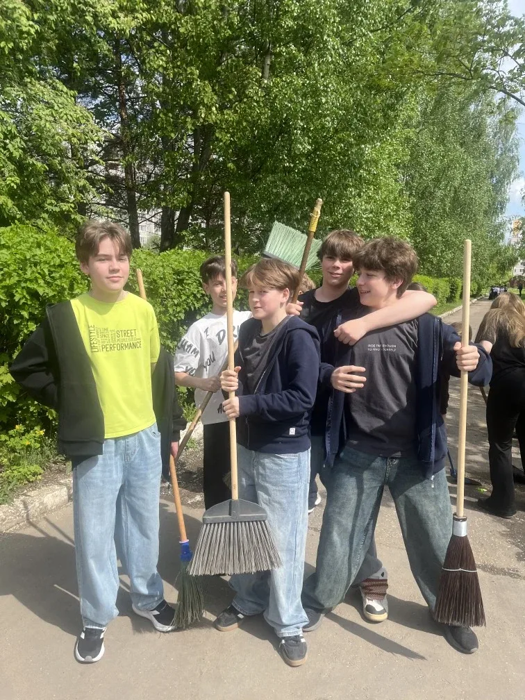 👉В ходе субботника учащиеся 6 «Г» класса внесли вклад в благоустройство школьной территории, проявил