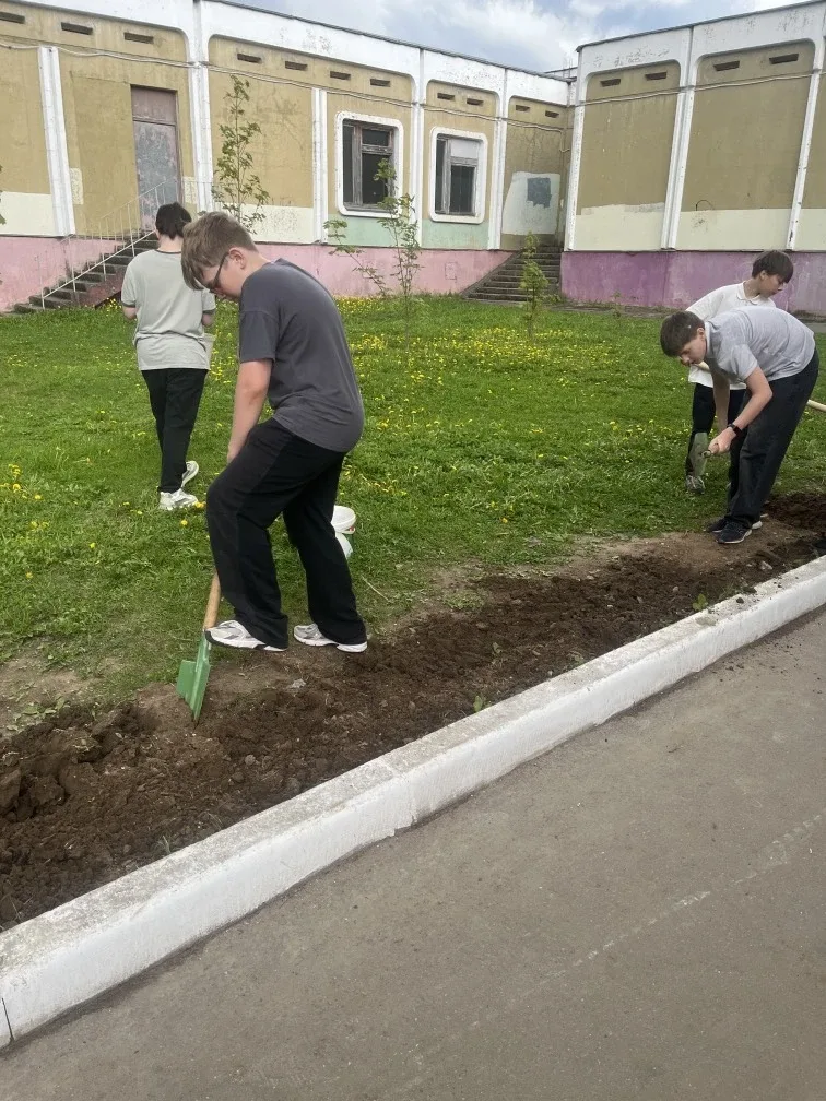 👉В ходе субботника учащиеся 6 «Г» класса внесли вклад в благоустройство школьной территории, проявил