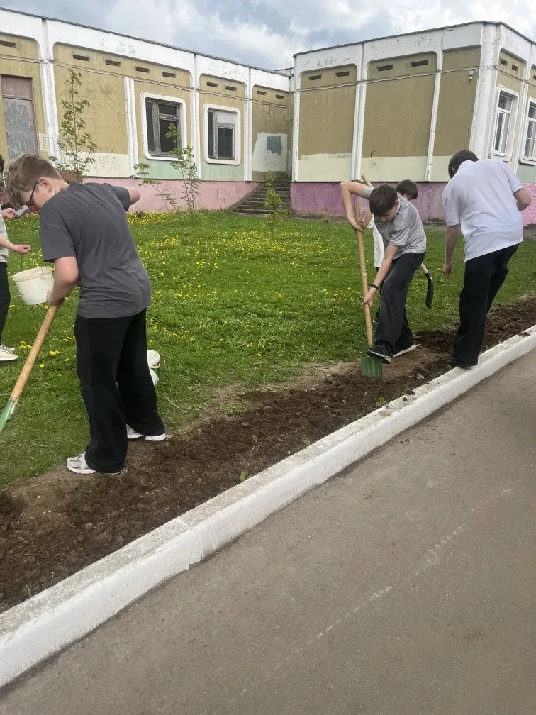 👉В ходе субботника учащиеся 6 «Г» класса внесли вклад в благоустройство школьной территории, проявил