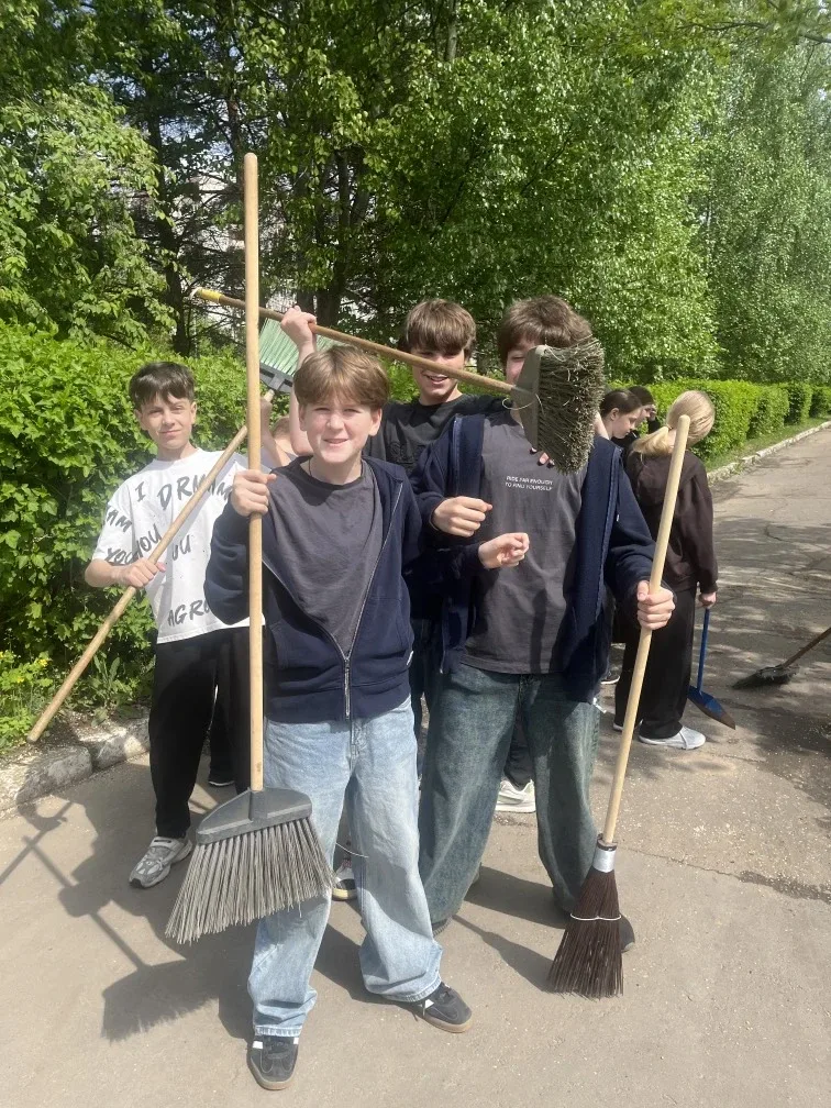 👉В ходе субботника учащиеся 6 «Г» класса внесли вклад в благоустройство школьной территории, проявил