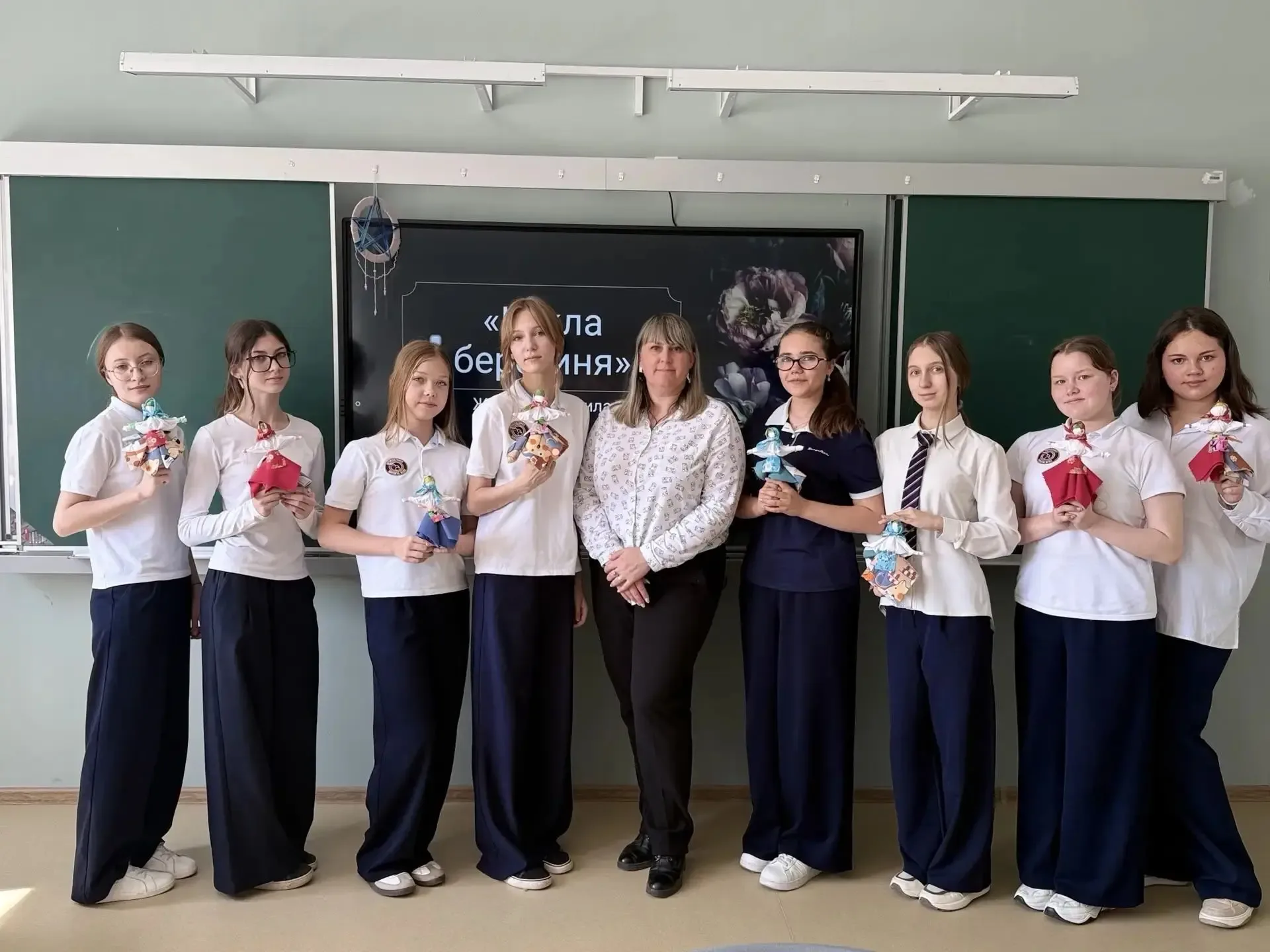 Сегодня в нашей  школе царила особая атмосфера творчества и тепла! Мы провели замечательный мастер-к