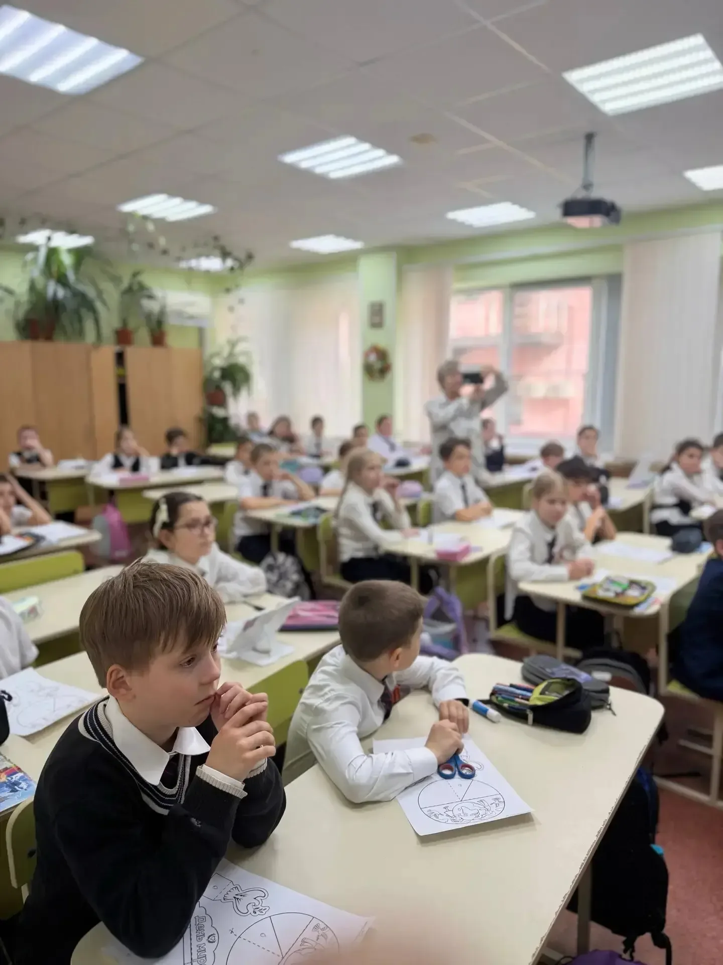 Как здорово, когда в нашей школе продолжаются замечательные традиции. Ребята старшего звена знакомят