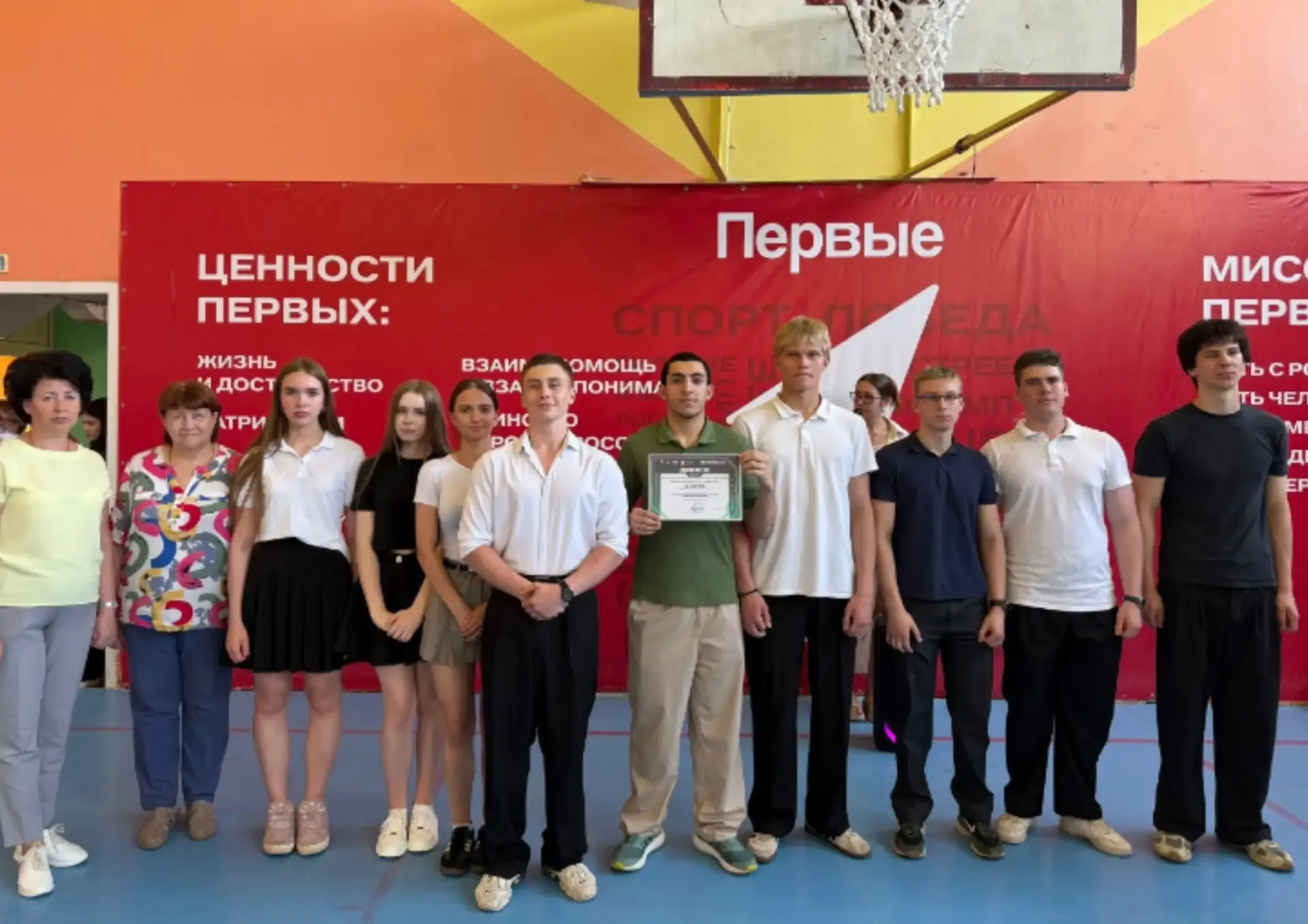 ТРАДИЦИОННАЯ ОБЩЕШКОЛЬНАЯ ЛИНЕЙКА 🇷🇺  📌1⃣8⃣ мая 2⃣0⃣2⃣6⃣ года новая учебная неделя началась с традиц