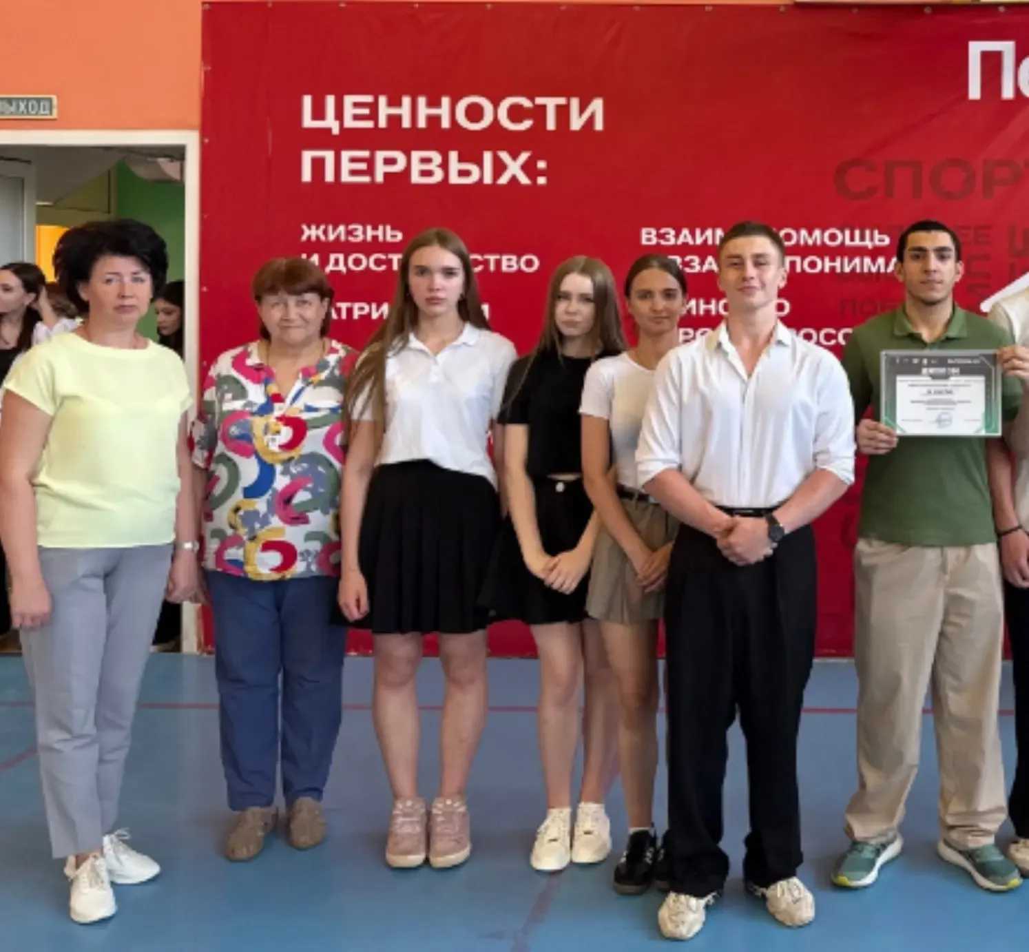 ТРАДИЦИОННАЯ ОБЩЕШКОЛЬНАЯ ЛИНЕЙКА 🇷🇺  📌1⃣8⃣ мая 2⃣0⃣2⃣6⃣ года новая учебная неделя началась с традиц