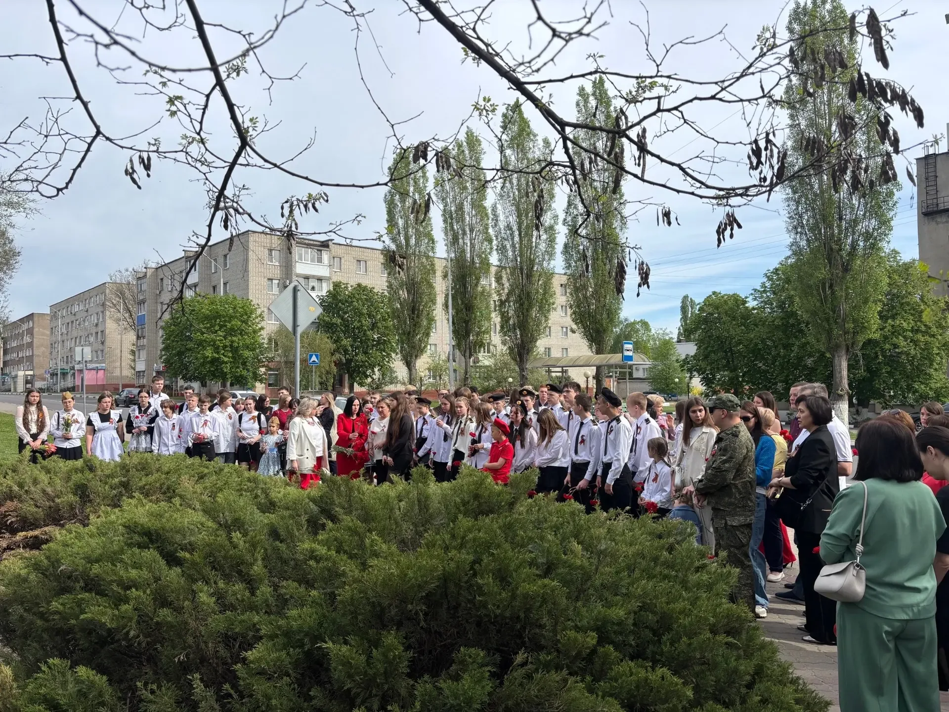 Память, которая живёт в сердцах: возложение цветов к мемориалу в честь 81‑й годовщины Победы   С глу