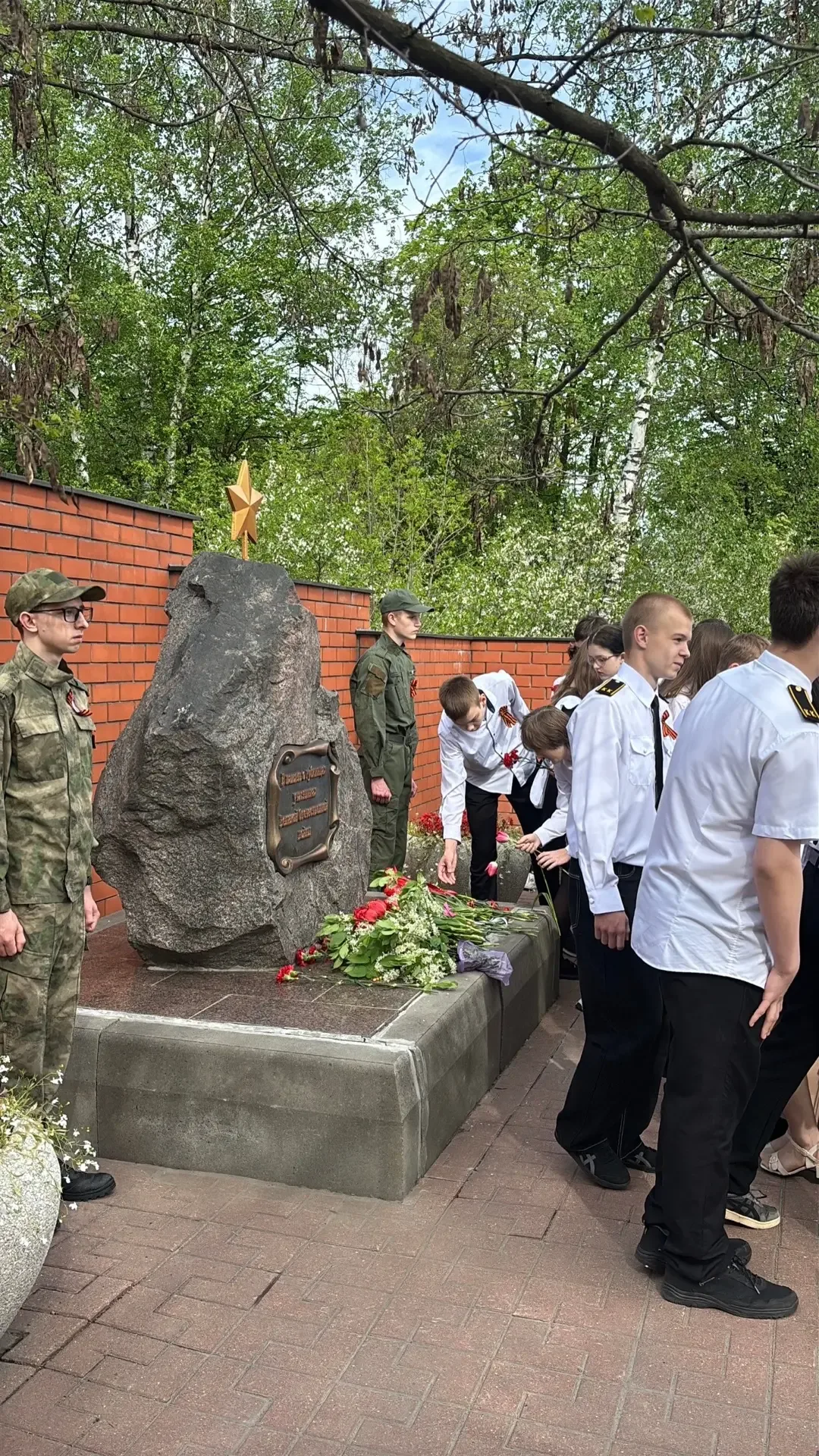 Память, которая живёт в сердцах: возложение цветов к мемориалу в честь 81‑й годовщины Победы   С глу