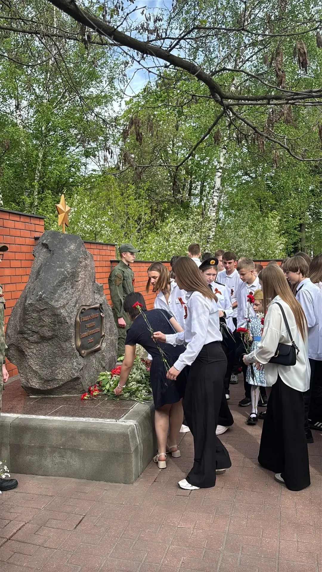 Память, которая живёт в сердцах: возложение цветов к мемориалу в честь 81‑й годовщины Победы   С глу