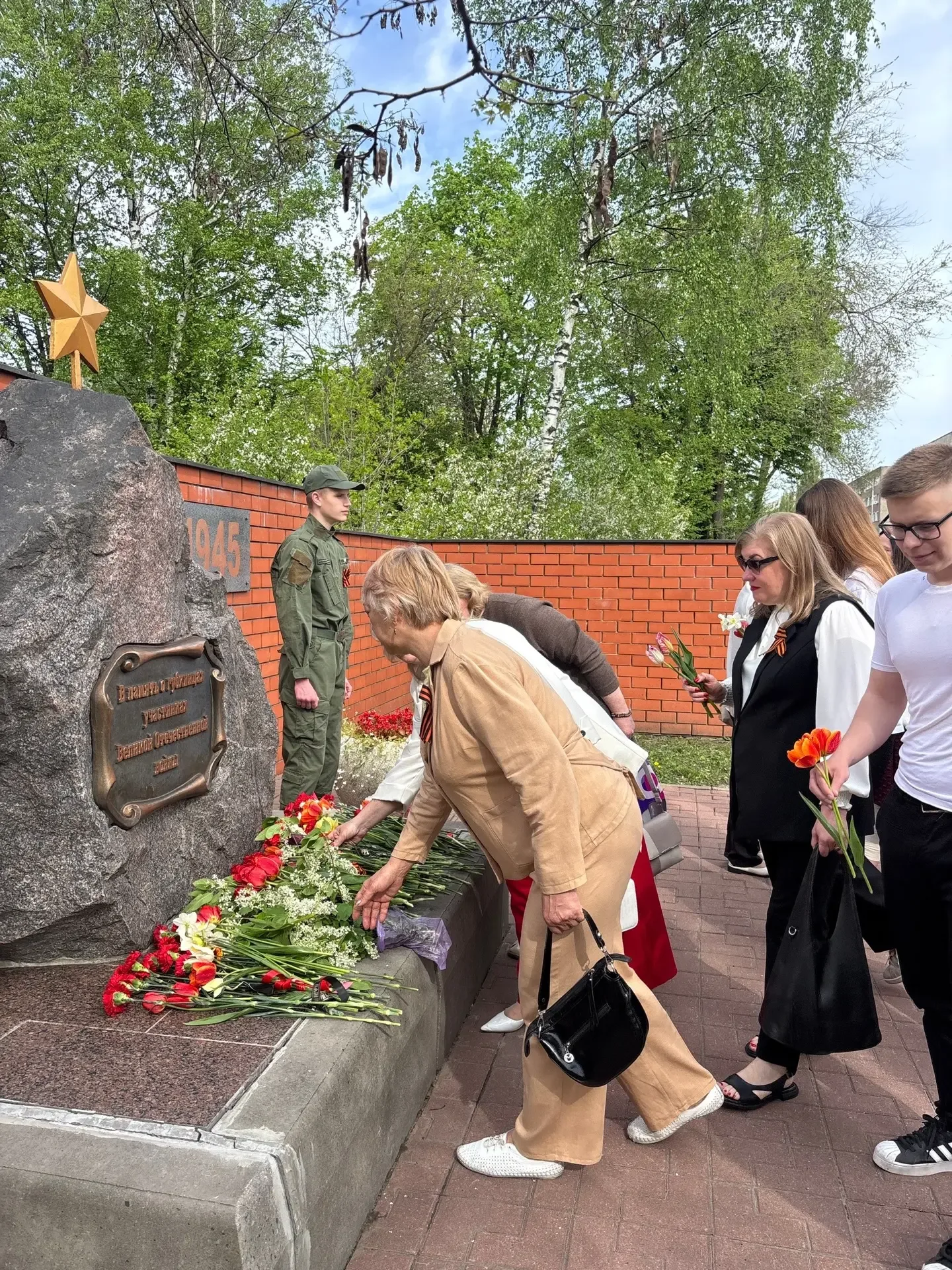 Память, которая живёт в сердцах: возложение цветов к мемориалу в честь 81‑й годовщины Победы   С глу