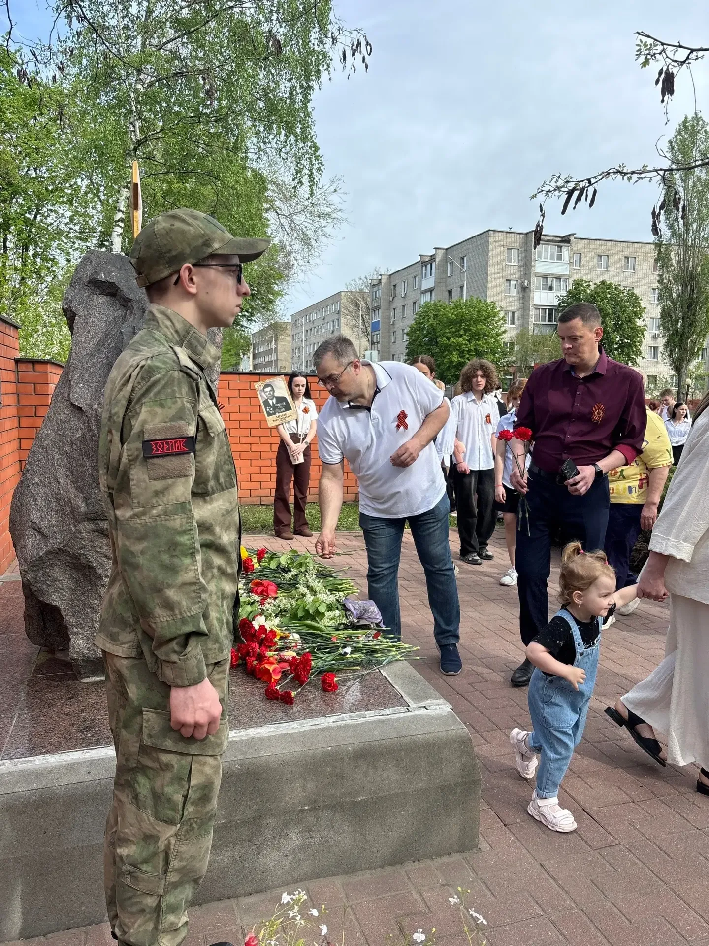 Память, которая живёт в сердцах: возложение цветов к мемориалу в честь 81‑й годовщины Победы   С глу
