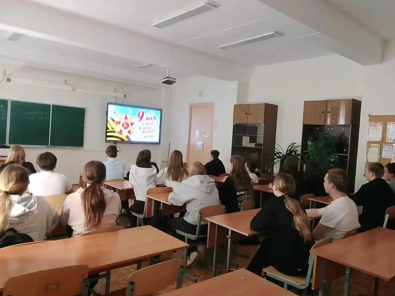 В преддверии Дня Победы 🎖️ в седьмом классе состоялся классный час, посвящённый Курской битве 🗺️. Уч