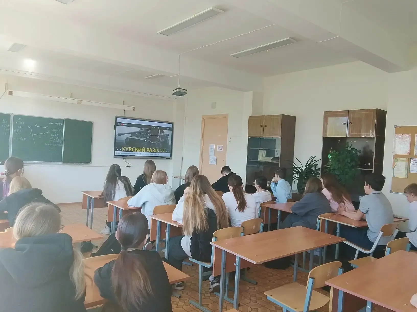 В преддверии Дня Победы 🎖️ в седьмом классе состоялся классный час, посвящённый Курской битве 🗺️. Уч