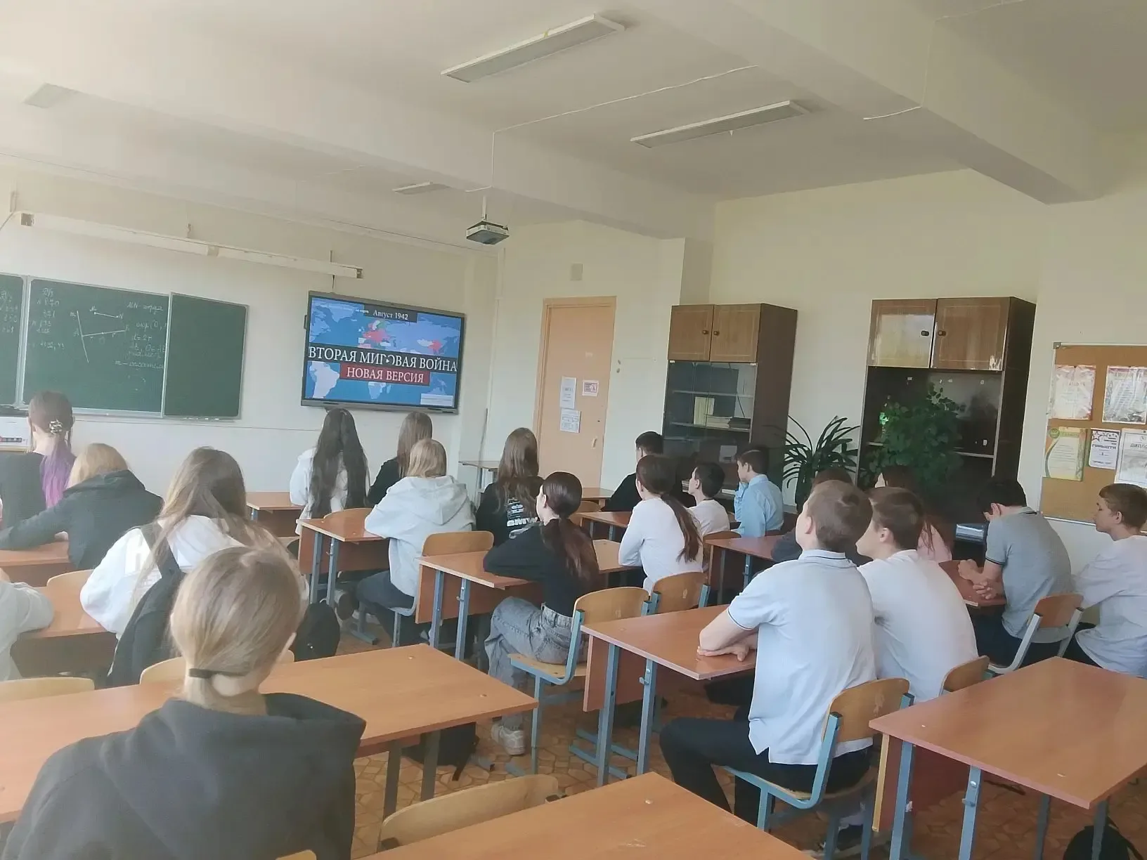 В преддверии Дня Победы 🎖️ в седьмом классе состоялся классный час, посвящённый Курской битве 🗺️. Уч