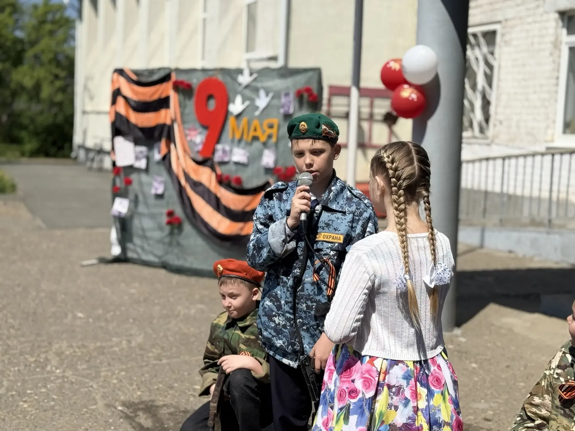 🕊️⭐️«Подвигу жить в веках: праздничный концерт «День ПОБЕДЫ»🕊️⭐️  Сегодня в школьном дворе третьего 