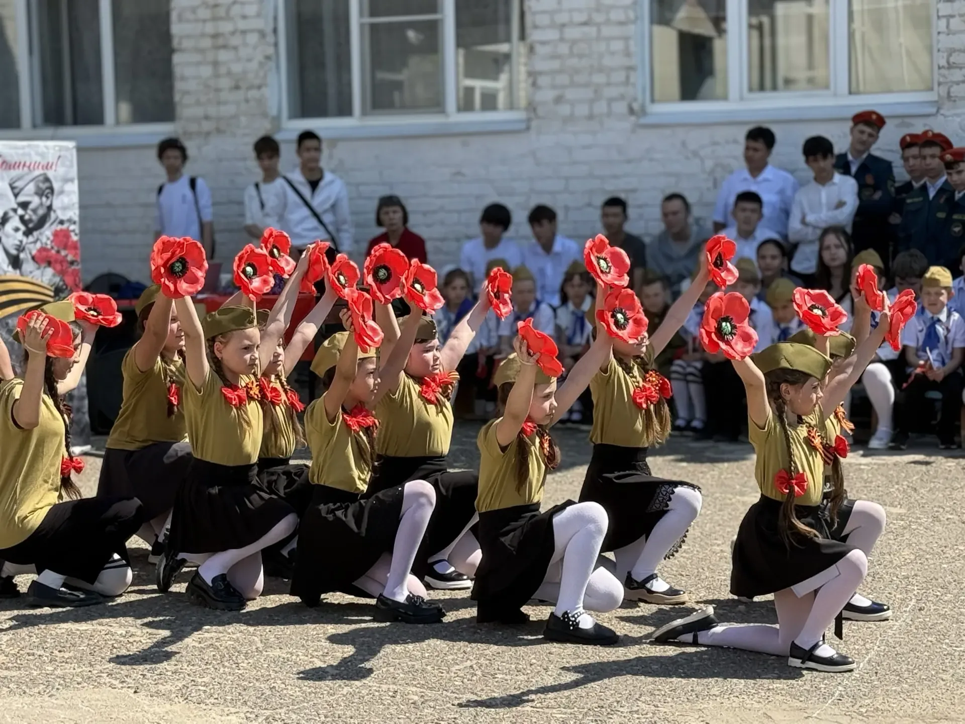 🕊️⭐️«Подвигу жить в веках: праздничный концерт «День ПОБЕДЫ»🕊️⭐️  Сегодня в школьном дворе третьего 