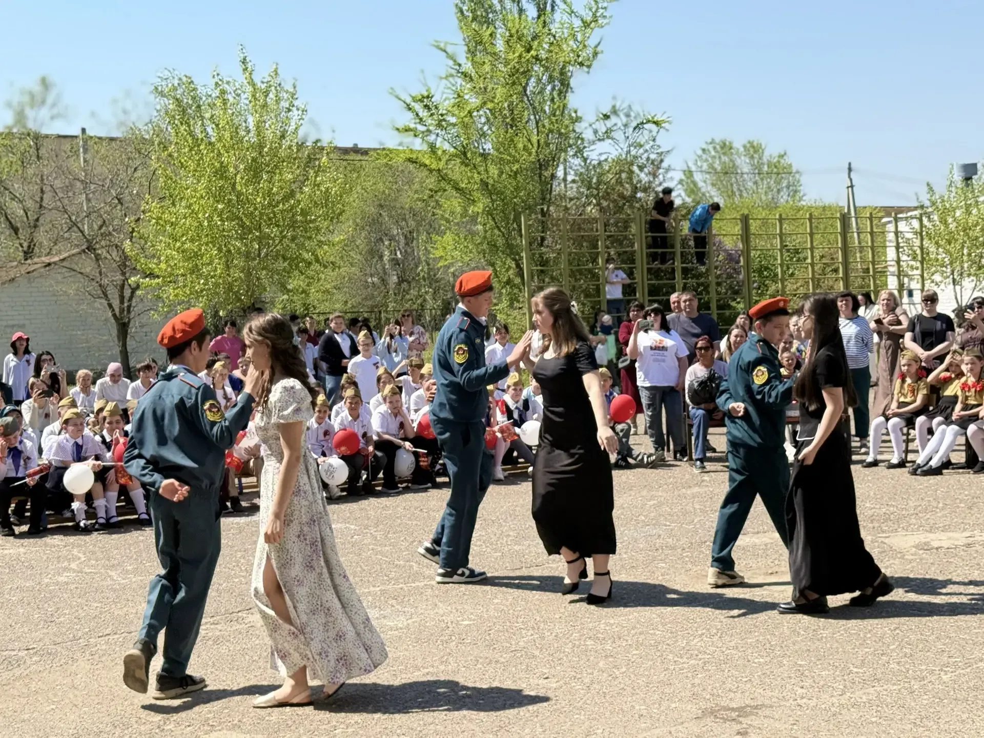 🕊️⭐️«Подвигу жить в веках: праздничный концерт «День ПОБЕДЫ»🕊️⭐️  Сегодня в школьном дворе третьего 